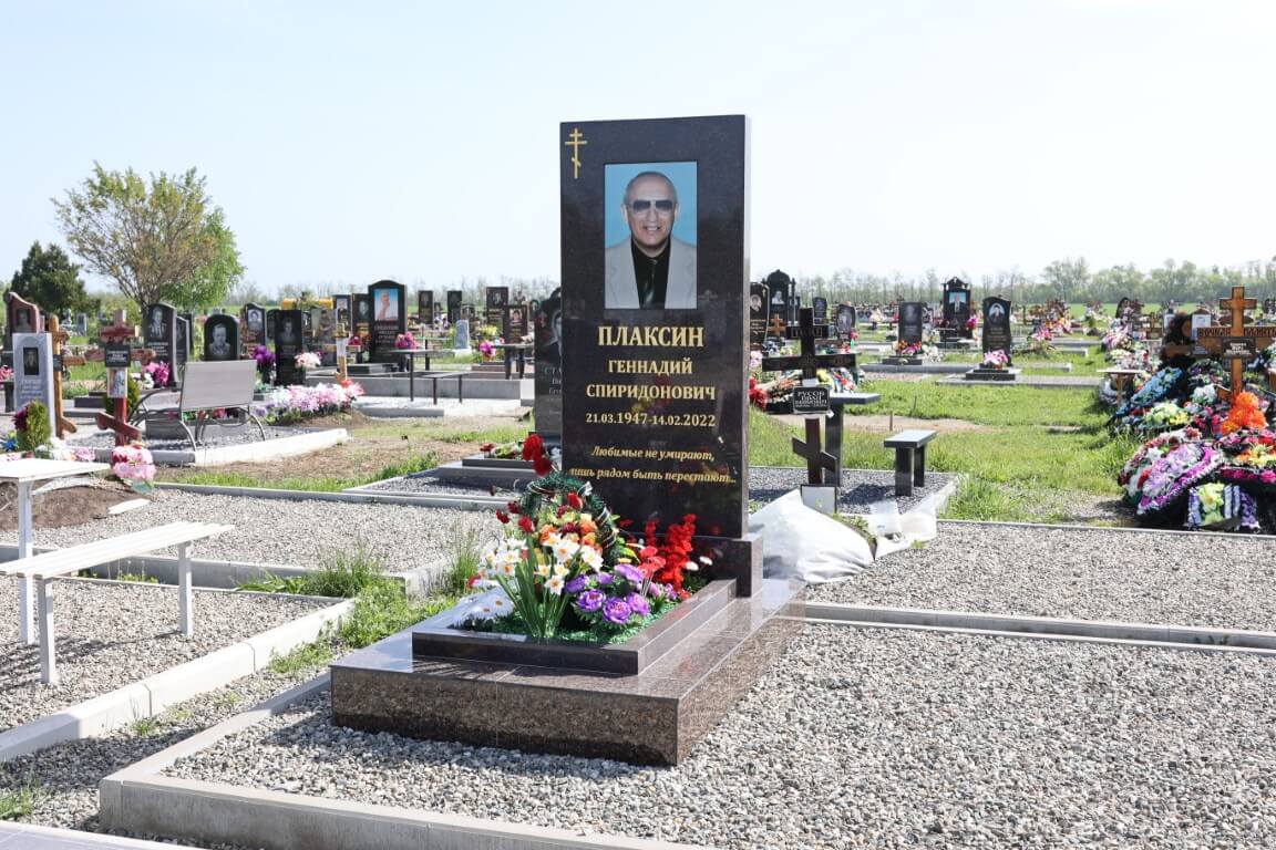 Вертикальная стела, тёмный гранит